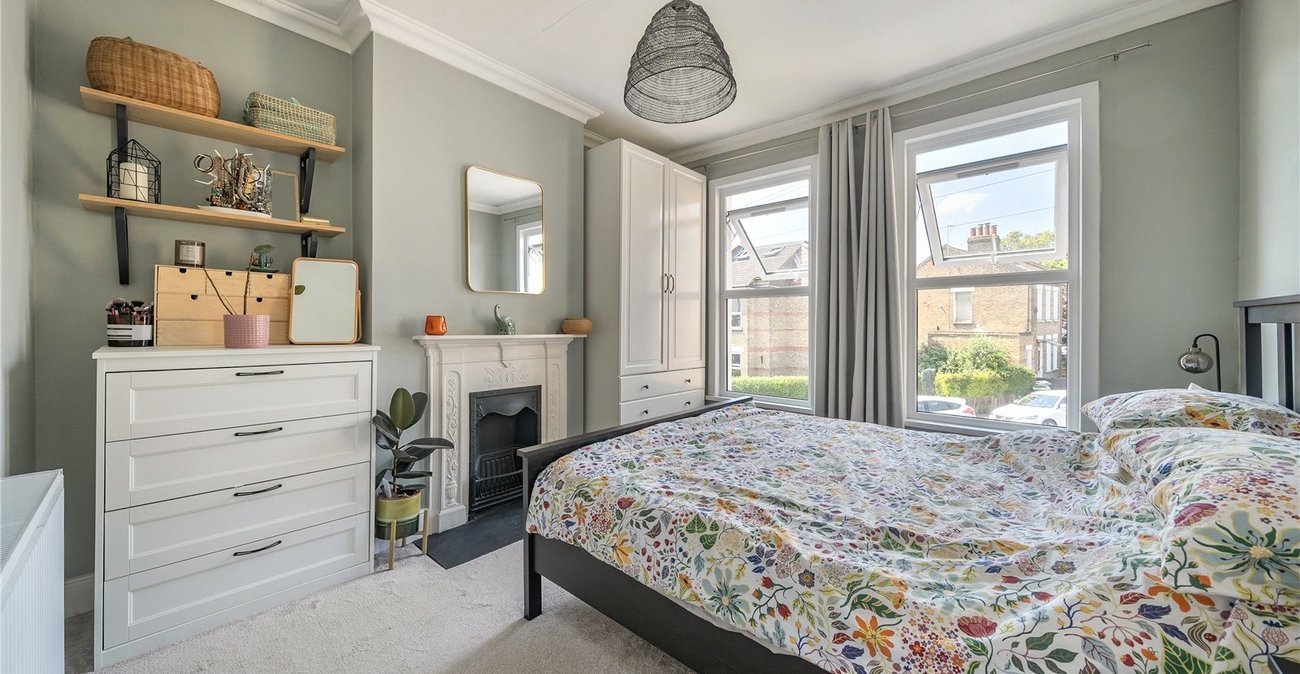 2 bedroom house for sale in London | Robinson Jackson