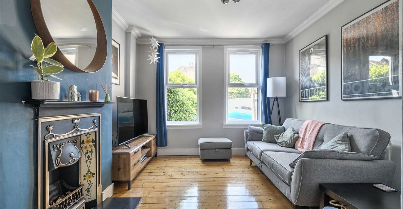 2 bedroom house for sale in London | Robinson Jackson