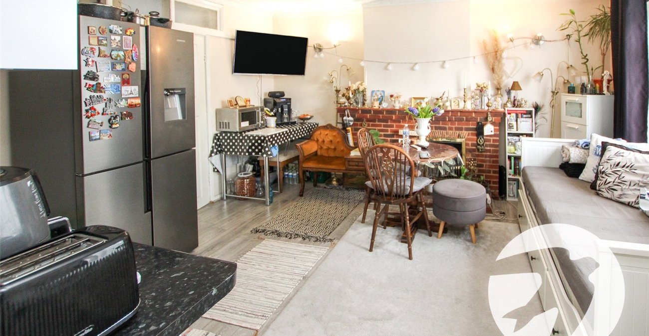 3 bedroom house for sale in London | Robinson Jackson