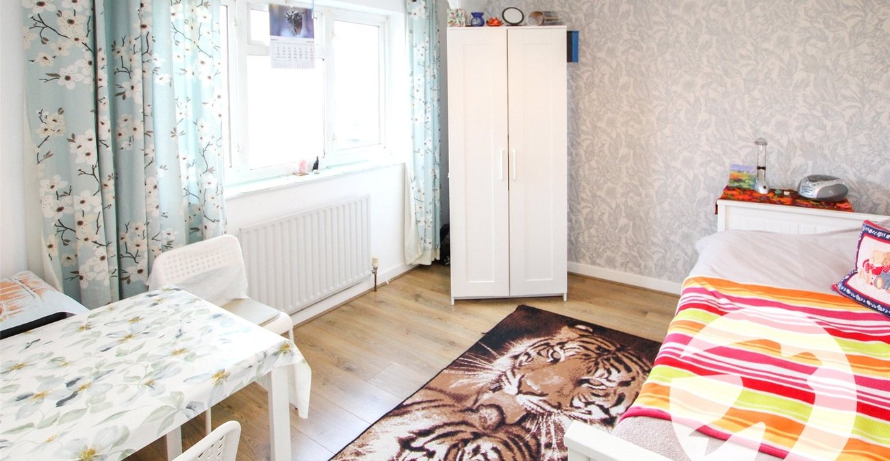 3 bedroom house for sale in London | Robinson Jackson