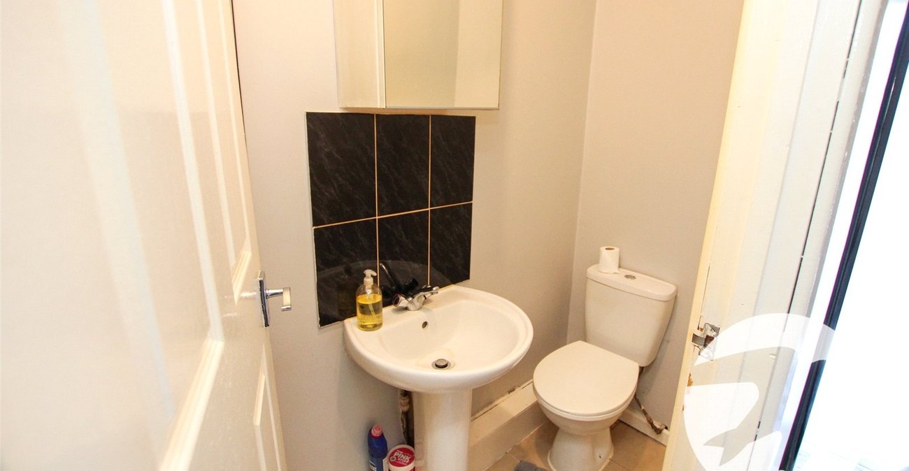 3 bedroom house for sale in London | Robinson Jackson