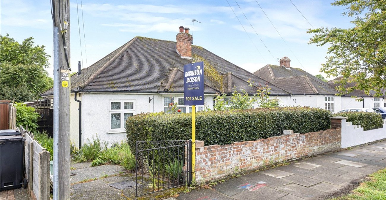 2 bedroom bungalow for sale in Orpington | Robinson Jackson