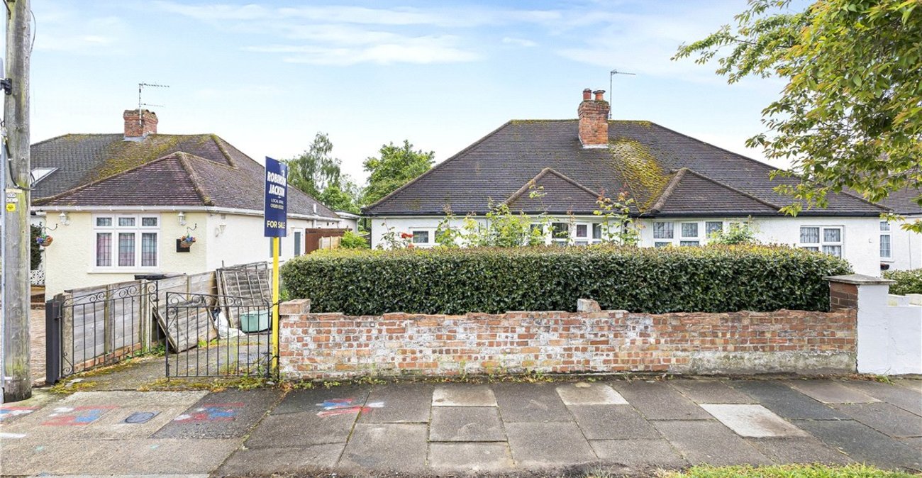 2 bedroom bungalow for sale in Orpington | Robinson Jackson
