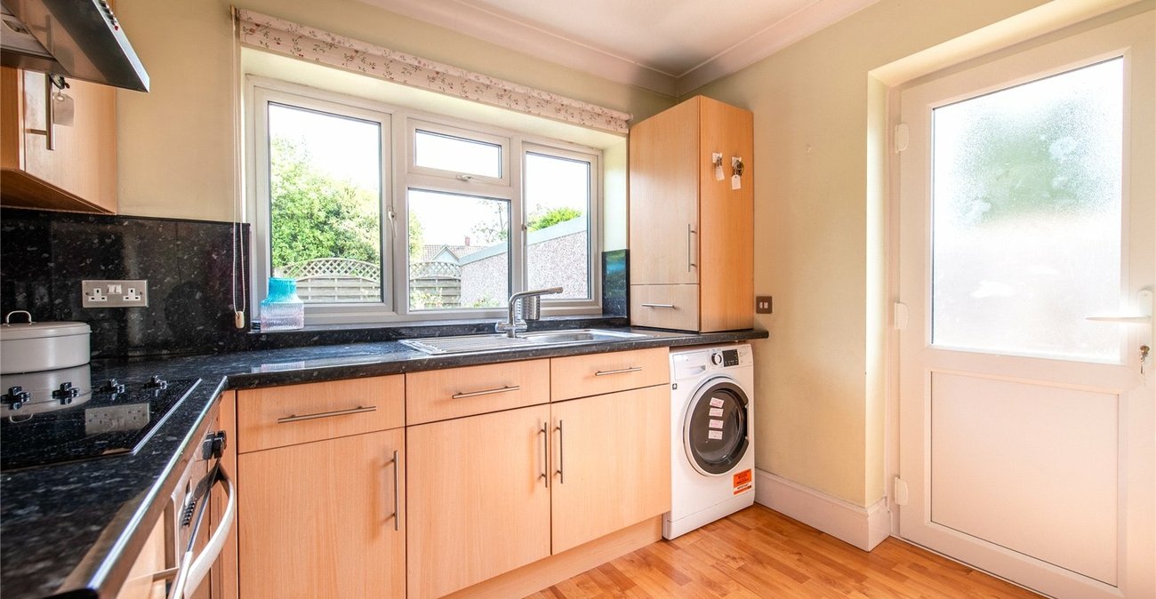 2 bedroom bungalow for sale in Istead Rise | Robinson Michael & Jackson