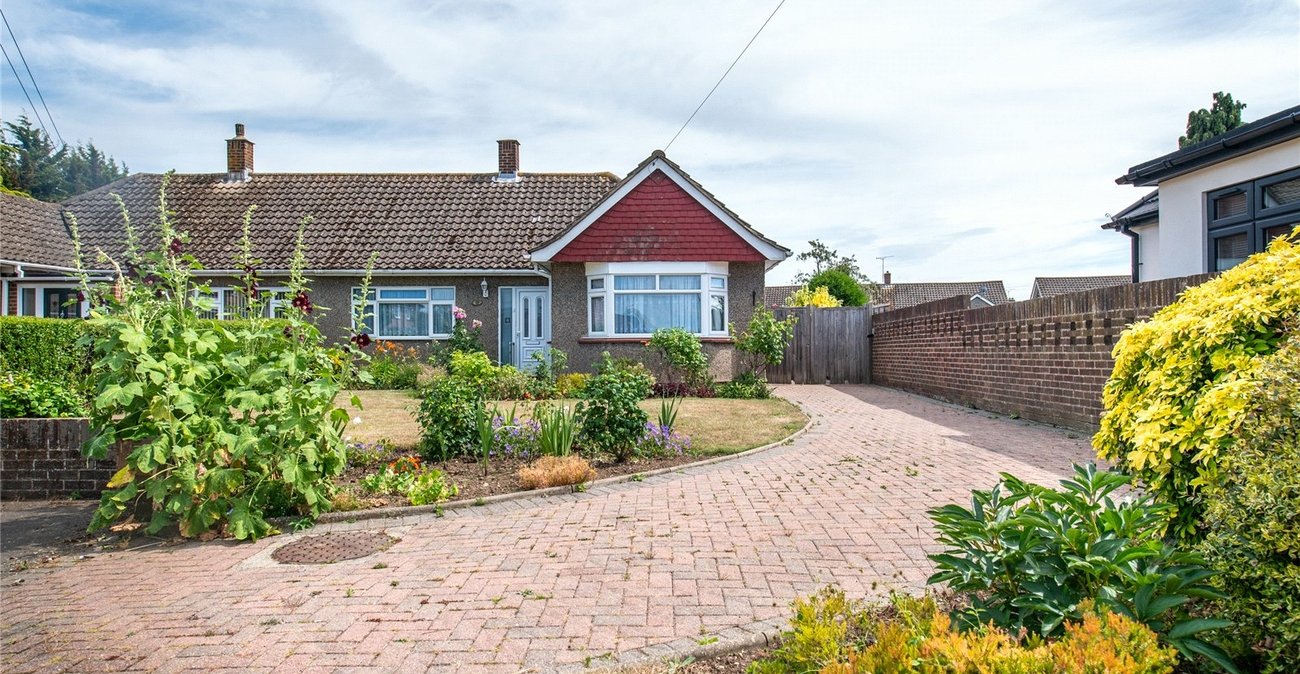 2 bedroom bungalow for sale in Istead Rise | Robinson Michael & Jackson