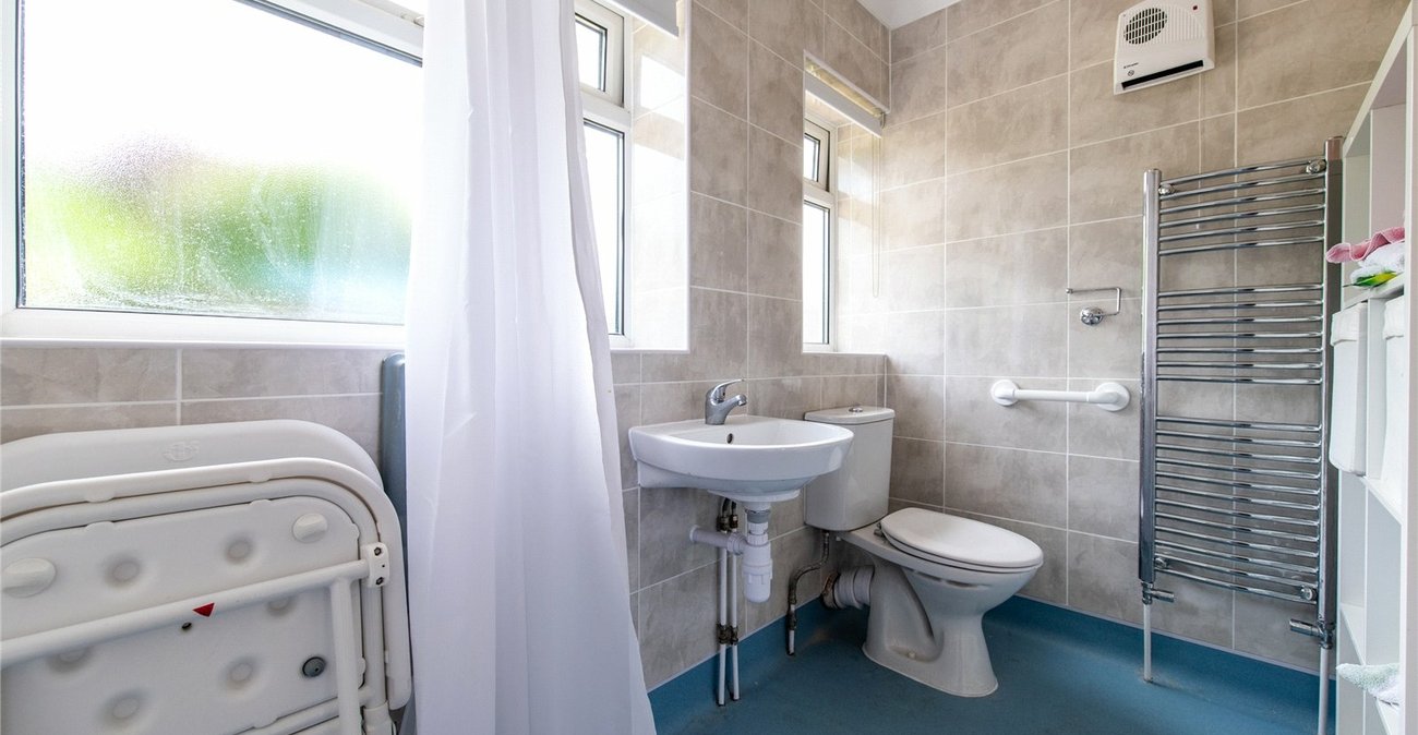 2 bedroom bungalow for sale in Istead Rise | Robinson Michael & Jackson