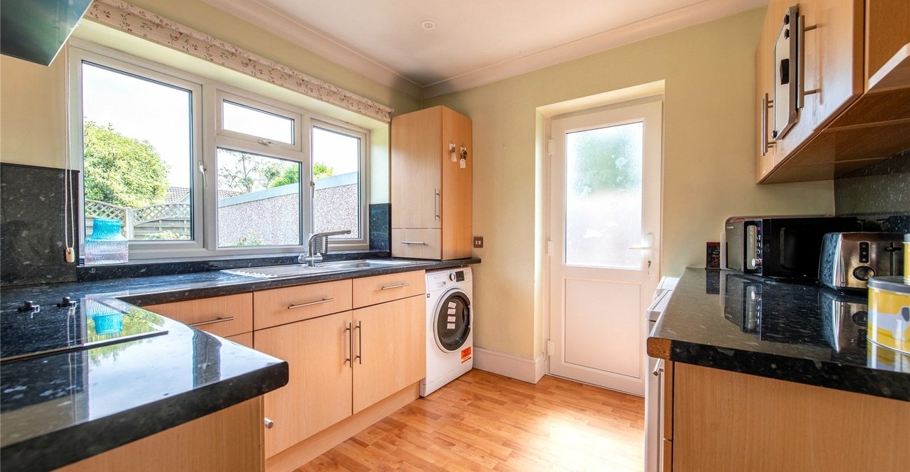 2 bedroom bungalow for sale in Istead Rise | Robinson Michael & Jackson