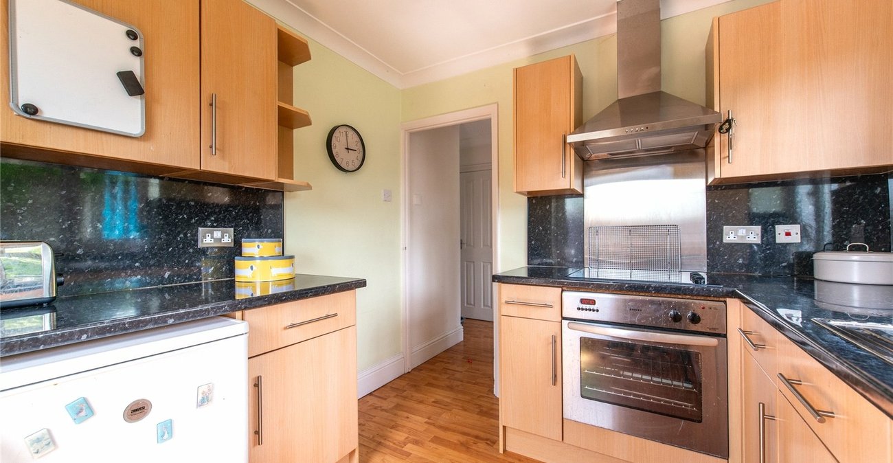 2 bedroom bungalow for sale in Istead Rise | Robinson Michael & Jackson