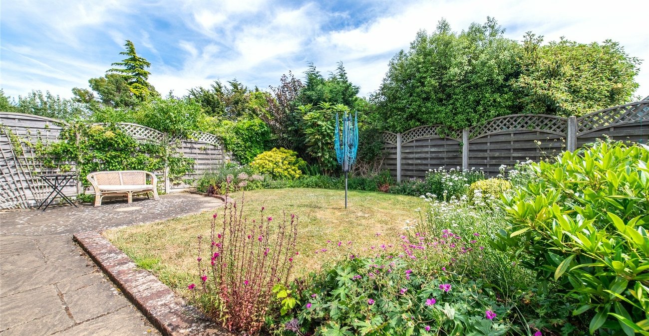 2 bedroom bungalow for sale in Istead Rise | Robinson Michael & Jackson