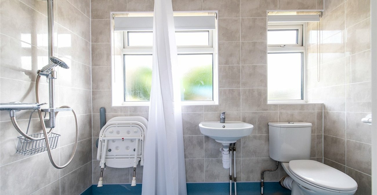 2 bedroom bungalow for sale in Istead Rise | Robinson Michael & Jackson