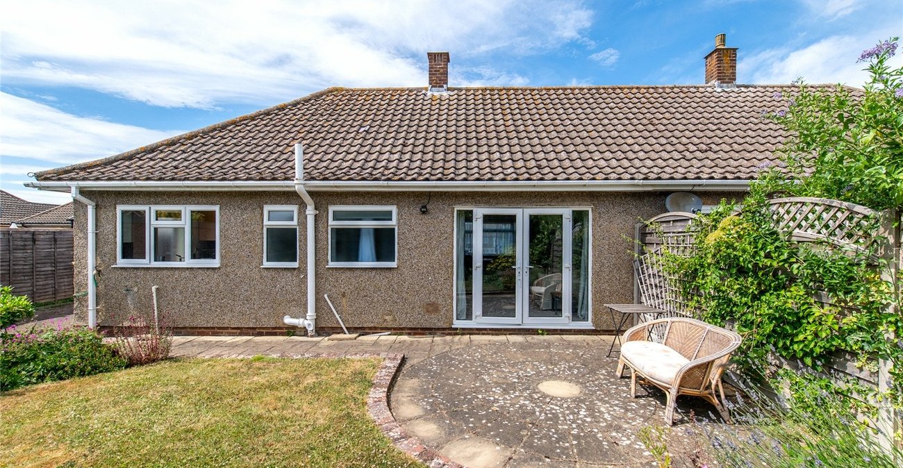 2 bedroom bungalow for sale in Istead Rise | Robinson Michael & Jackson