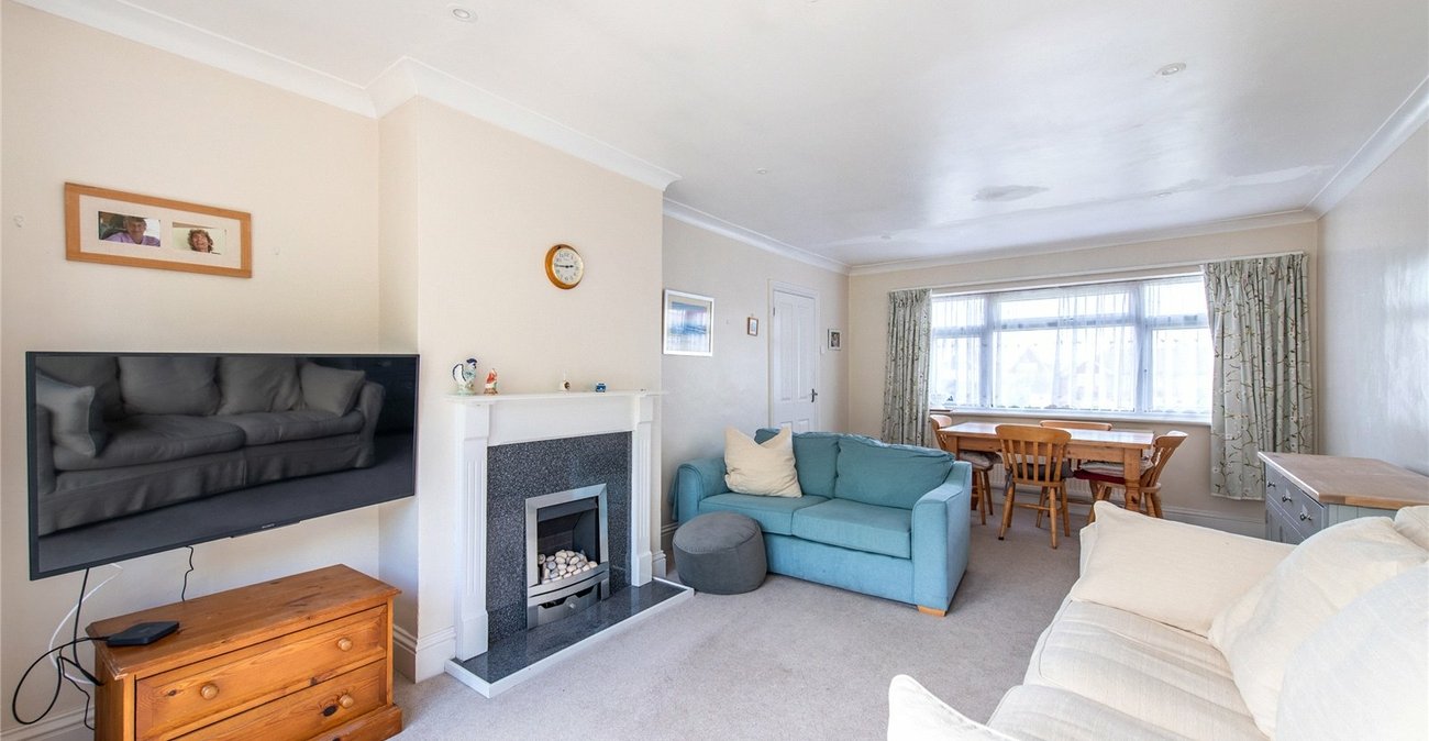 2 bedroom bungalow for sale in Istead Rise | Robinson Michael & Jackson