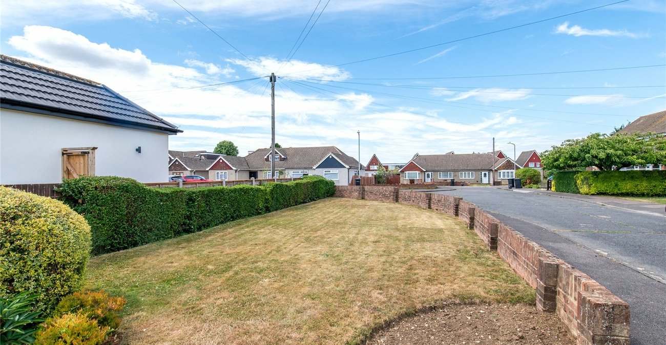 2 bedroom bungalow for sale in Istead Rise | Robinson Michael & Jackson