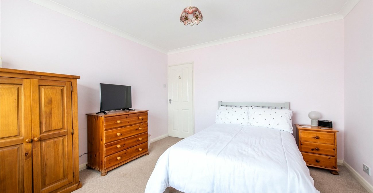 2 bedroom bungalow for sale in Istead Rise | Robinson Michael & Jackson