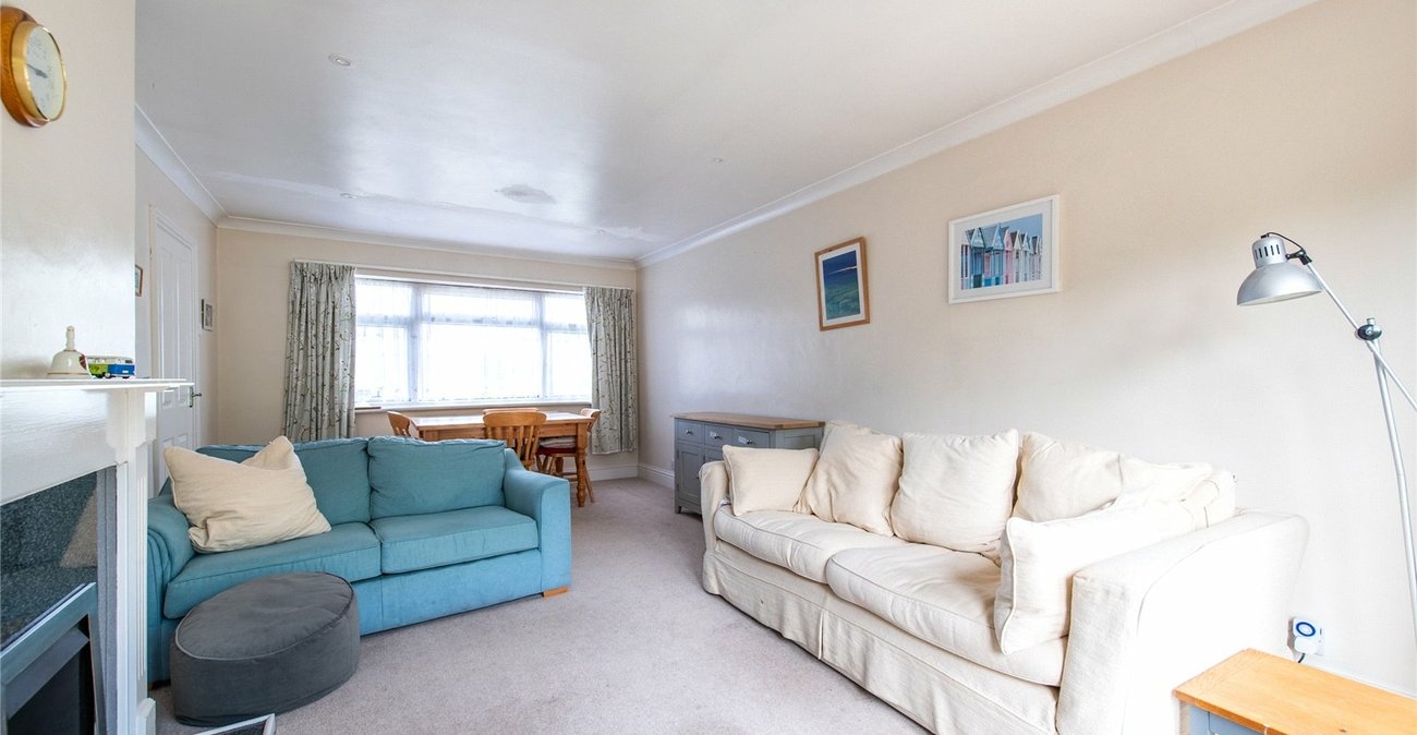 2 bedroom bungalow for sale in Istead Rise | Robinson Michael & Jackson