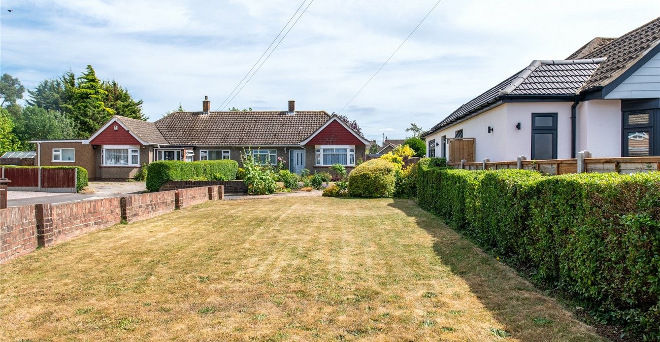 2 bedroom bungalow for sale in Istead Rise | Robinson Michael & Jackson