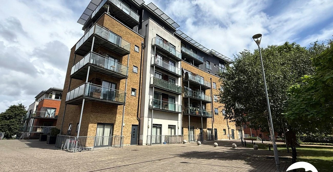 2 bedroom property for sale in London | Robinson Jackson