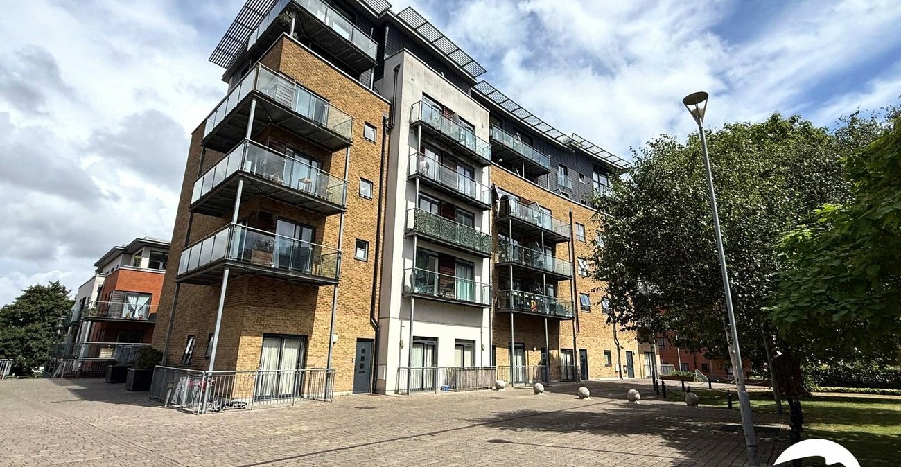 2 bedroom property for sale in London | Robinson Jackson