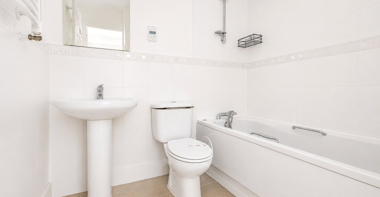 3 bedroom property for sale in London | Robinson Jackson