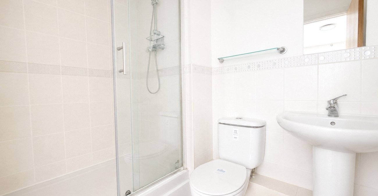 3 bedroom property for sale in London | Robinson Jackson