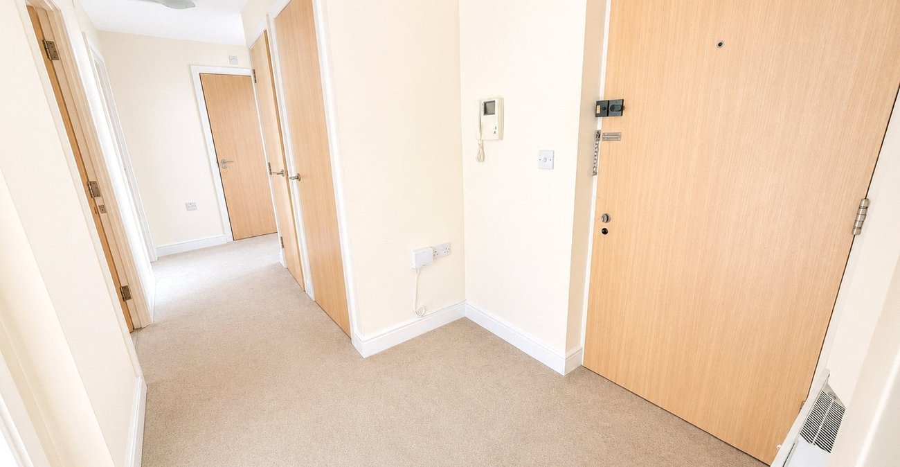 3 bedroom property for sale in London | Robinson Jackson