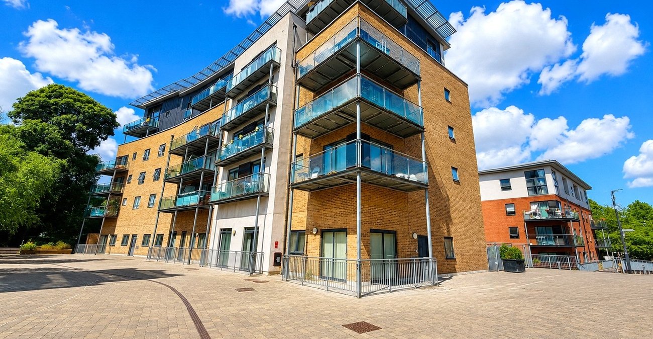 3 bedroom property for sale in London | Robinson Jackson