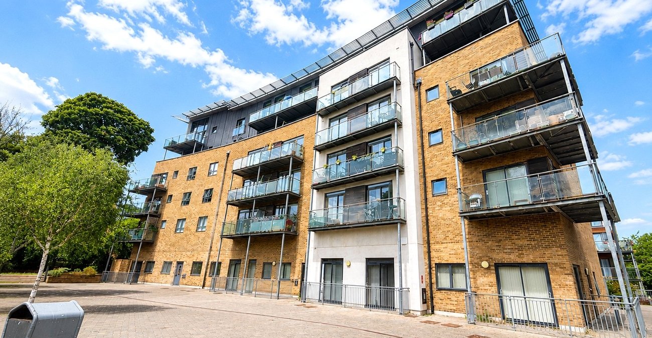 2 bedroom property for sale in London | Robinson Jackson