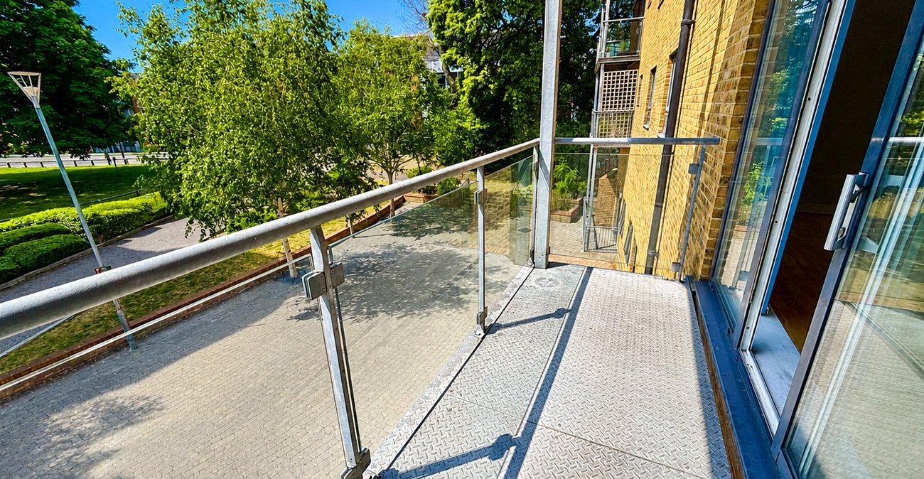 2 bedroom property for sale in London | Robinson Jackson