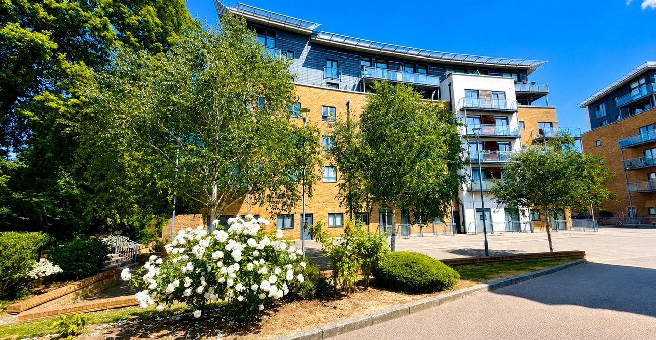 2 bedroom property for sale in London | Robinson Jackson