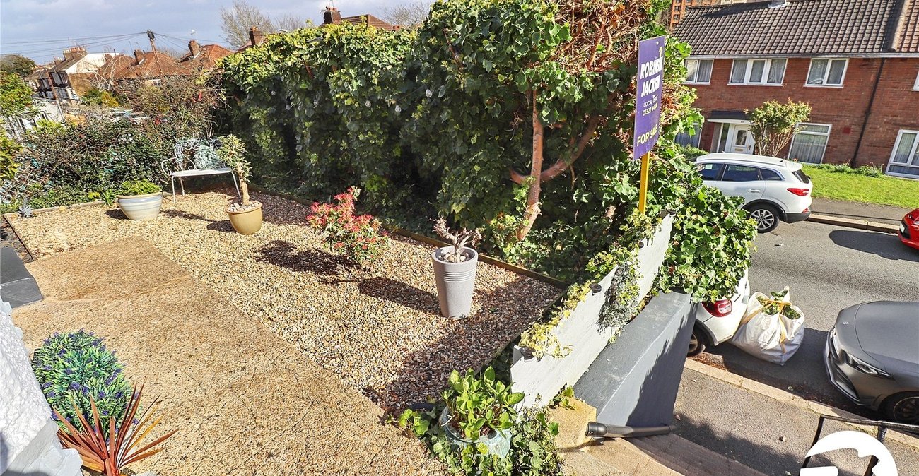 4 bedroom bungalow for sale in Erith | Robinson Jackson