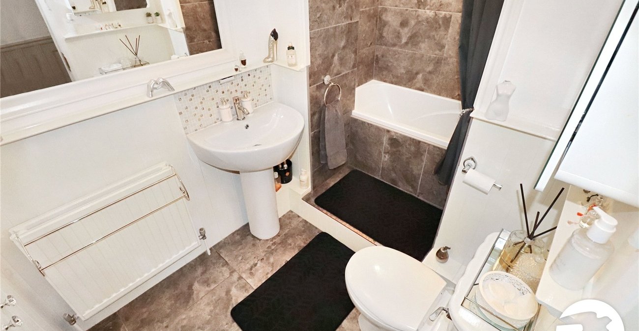 4 bedroom bungalow for sale in Erith | Robinson Jackson