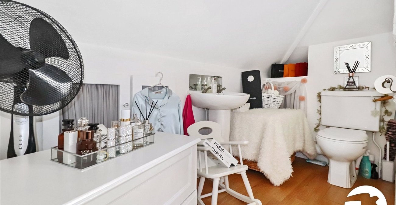 4 bedroom bungalow for sale in Erith | Robinson Jackson