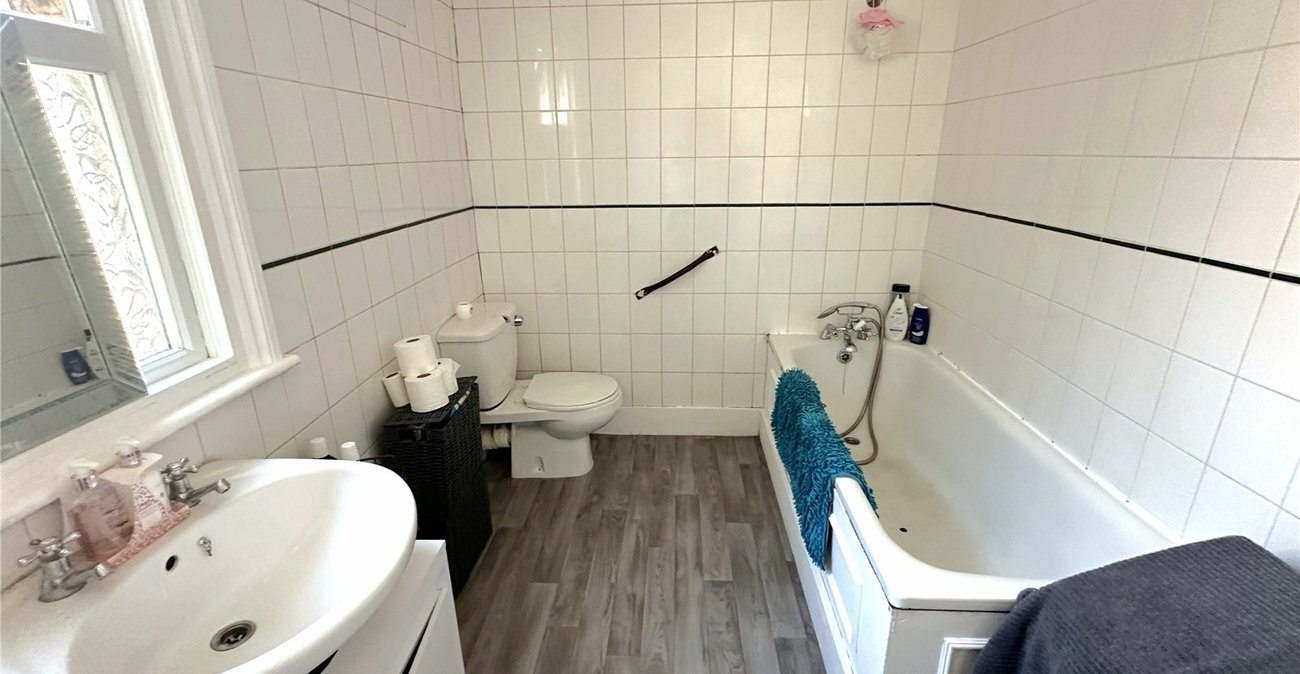 3 bedroom house for sale in London | Robinson Jackson