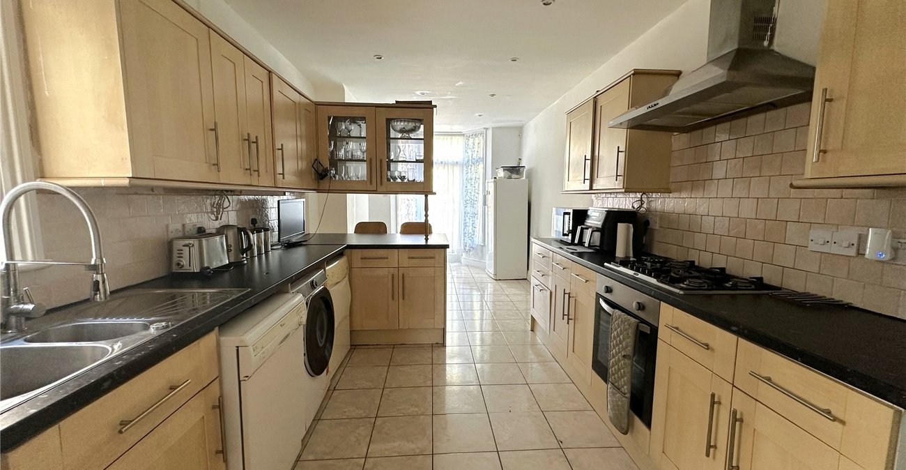 3 bedroom house for sale in London | Robinson Jackson