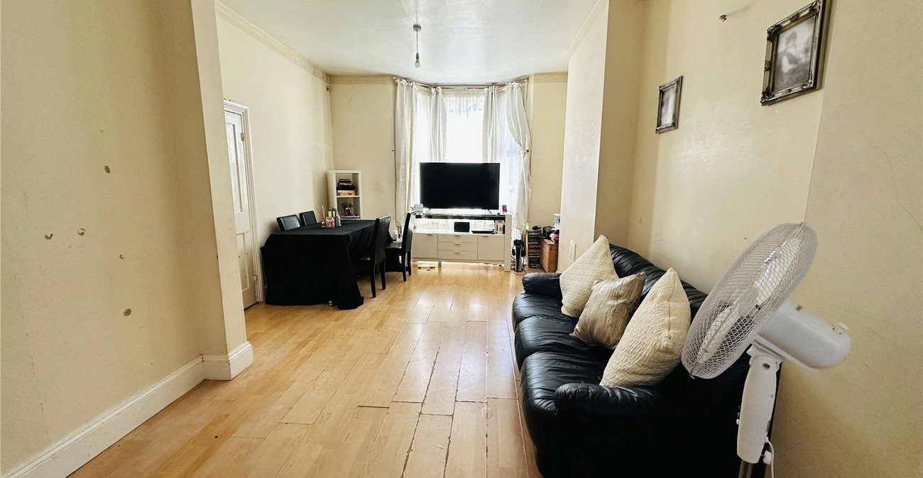 3 bedroom house for sale in London | Robinson Jackson