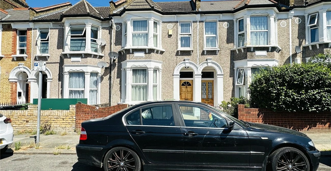 3 bedroom house for sale in London | Robinson Jackson