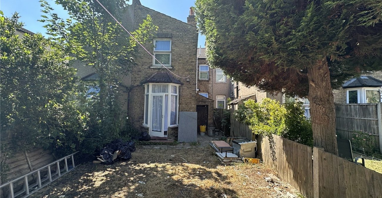 3 bedroom house for sale in London | Robinson Jackson
