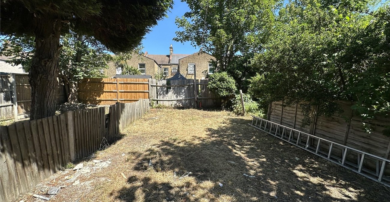 3 bedroom house for sale in London | Robinson Jackson