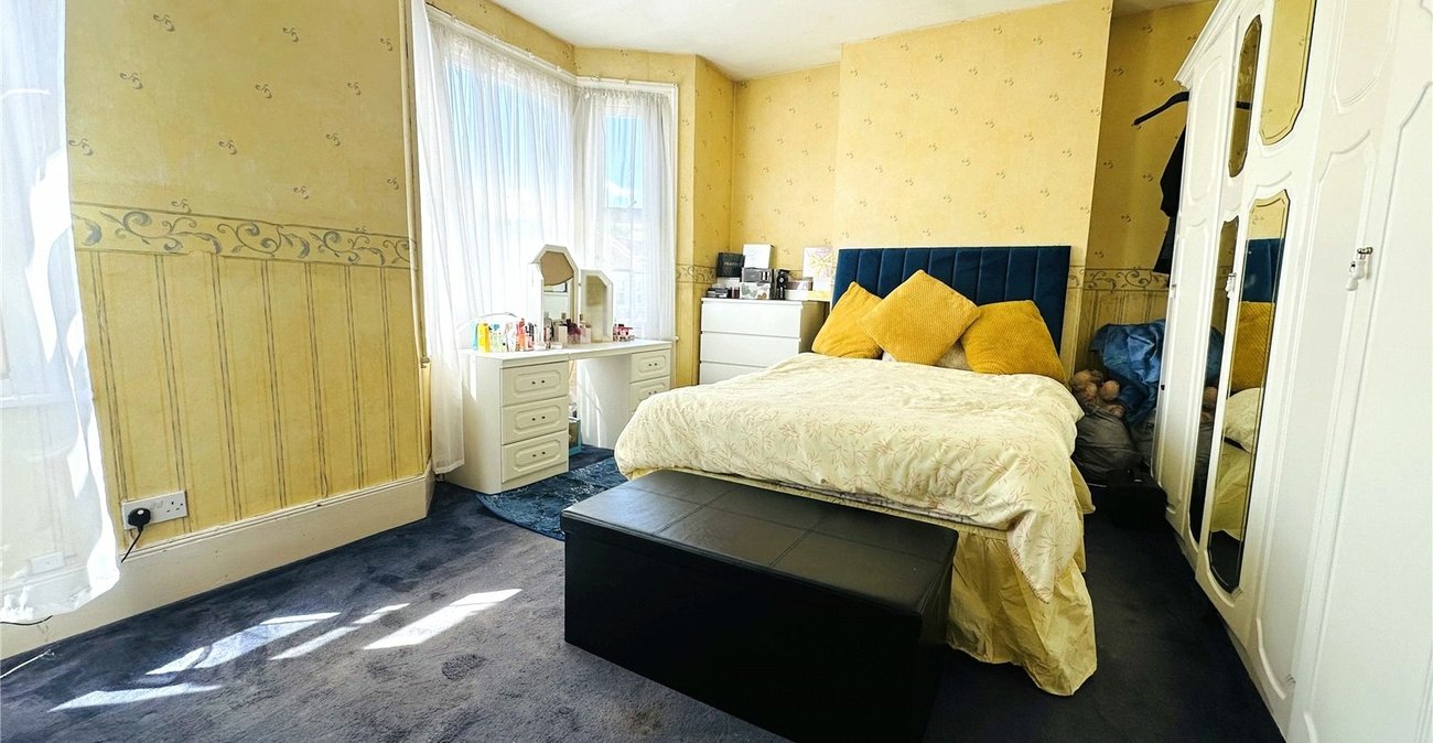 3 bedroom house for sale in London | Robinson Jackson