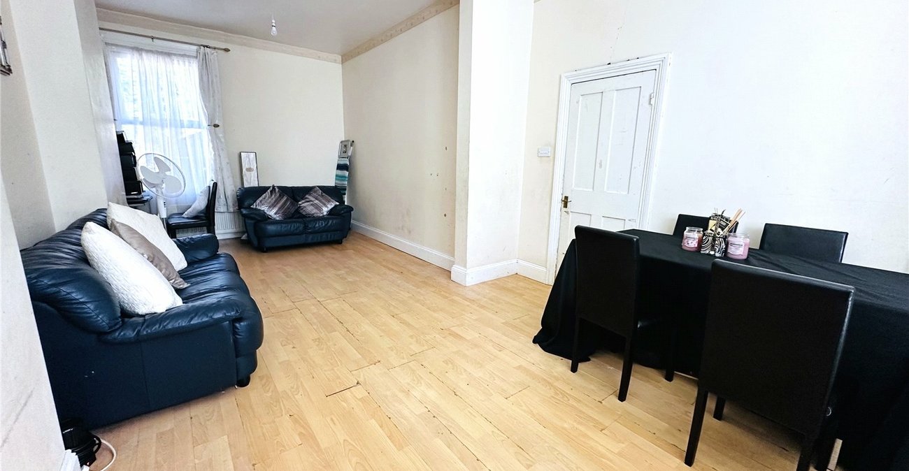 3 bedroom house for sale in London | Robinson Jackson