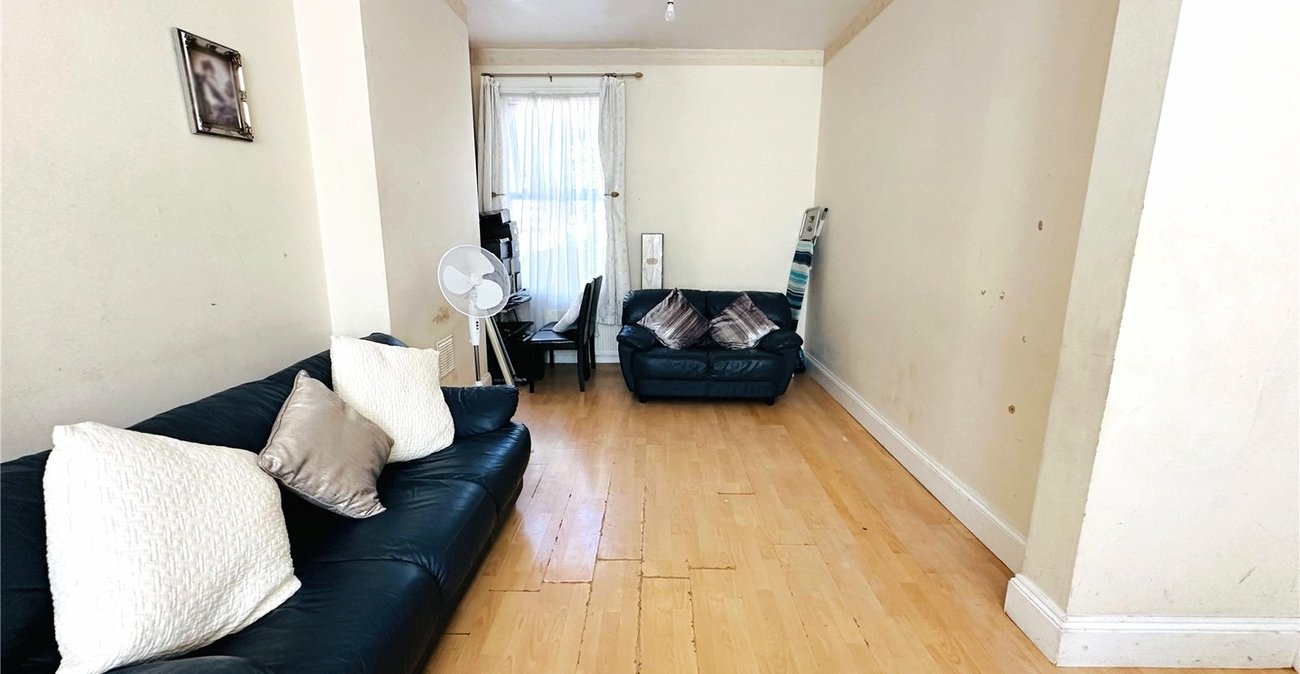 3 bedroom house for sale in London | Robinson Jackson