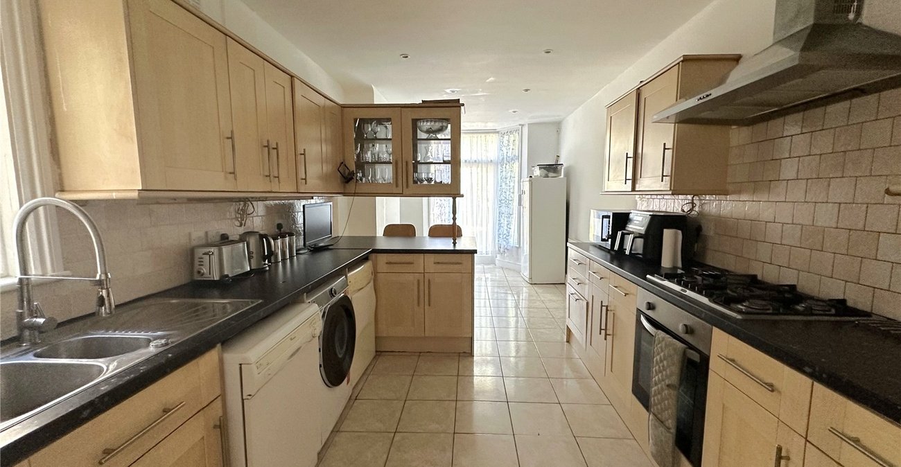 3 bedroom house for sale in London | Robinson Jackson