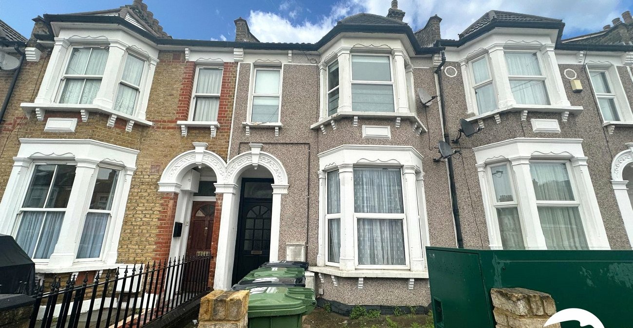 2 bedroom property for sale in London | Robinson Jackson