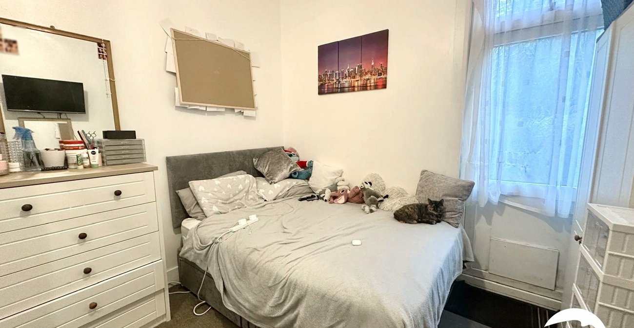 2 bedroom property for sale in London | Robinson Jackson