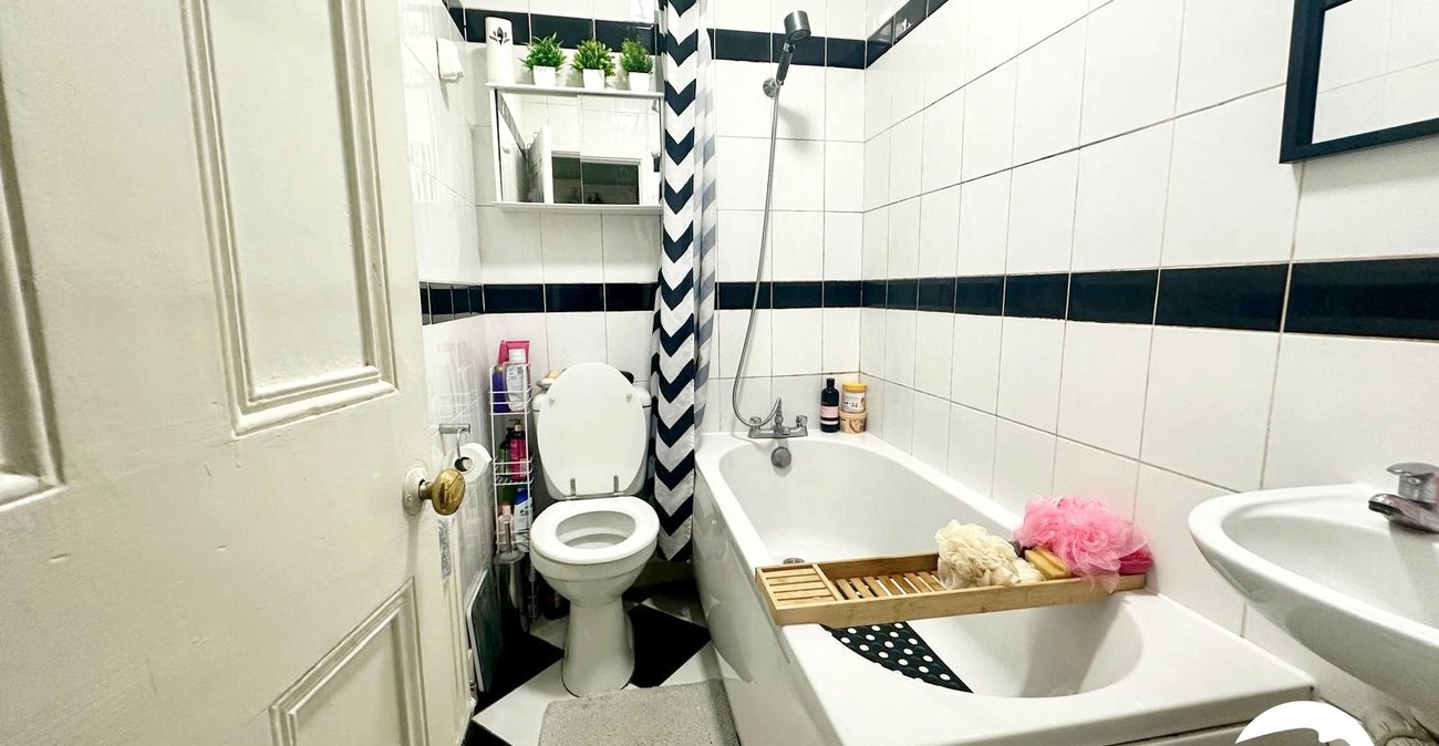 2 bedroom property for sale in London | Robinson Jackson