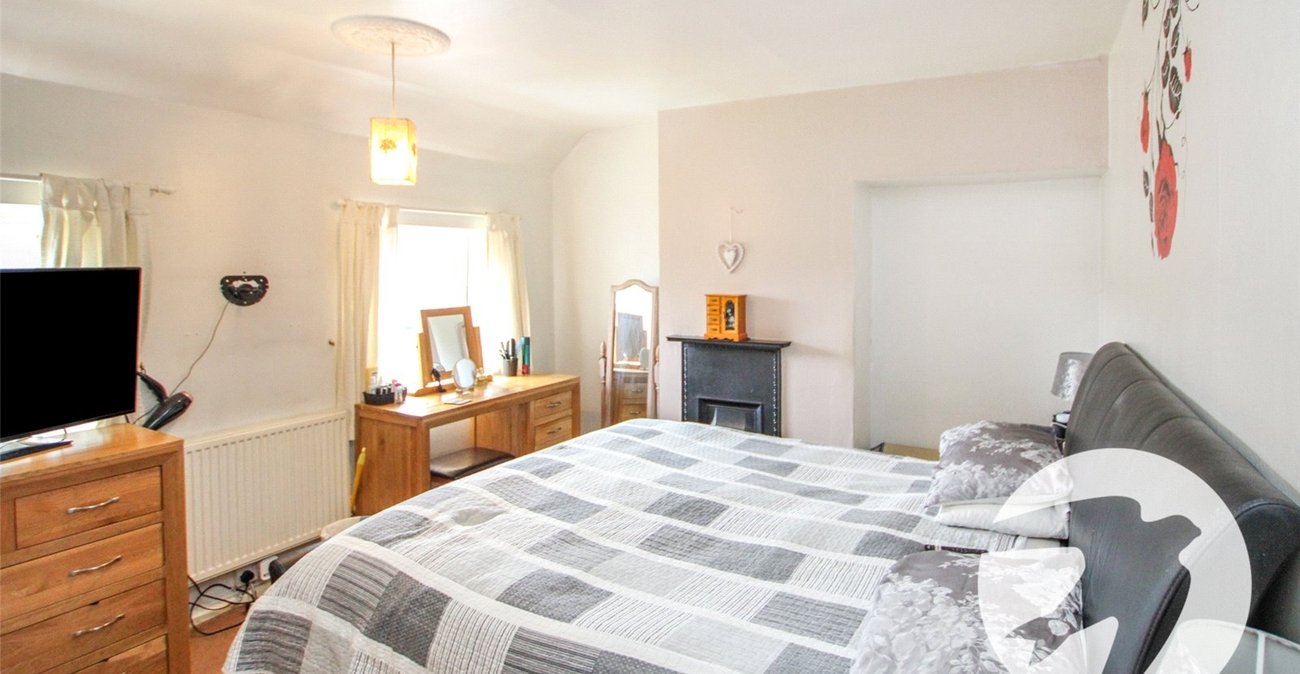 3 bedroom house for sale in London | Robinson Jackson