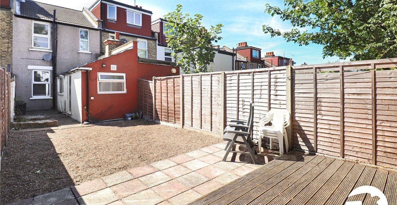 2 bedroom house for sale in London | Robinson Jackson