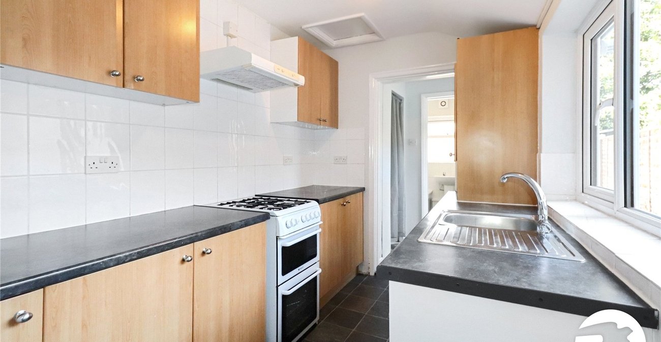 2 bedroom house for sale in London | Robinson Jackson