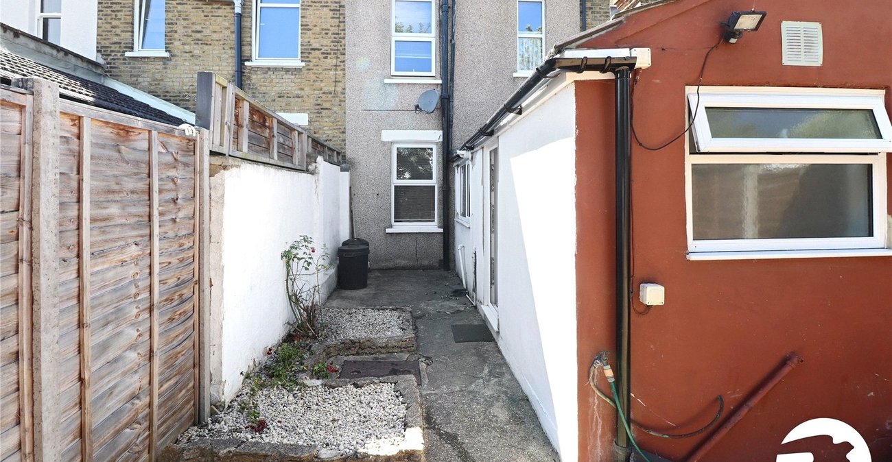 2 bedroom house for sale in London | Robinson Jackson