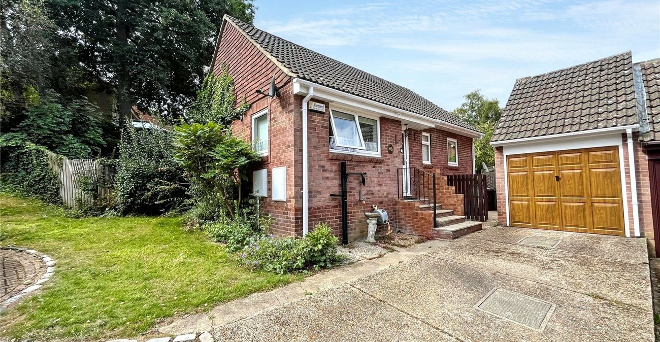 2 bedroom bungalow for sale in Walderslade Woods | Robinson Michael & Jackson